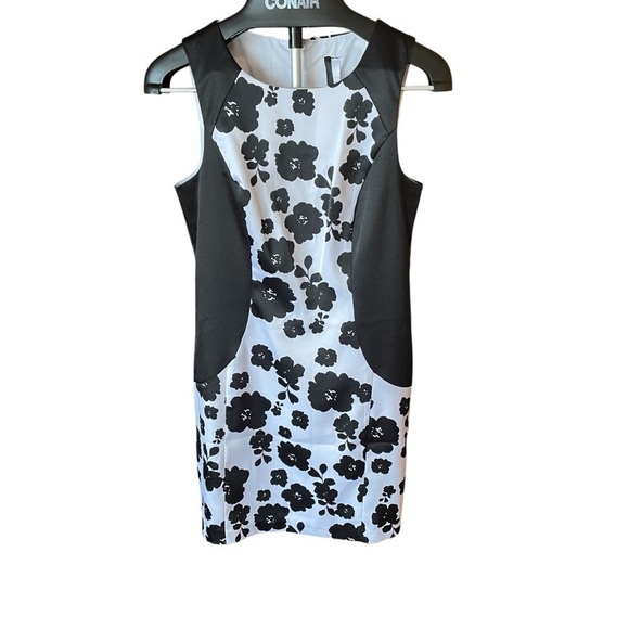 Kensie Floral Black and White - size Large. Zipper Back-Lined. - Picture 1 of 9